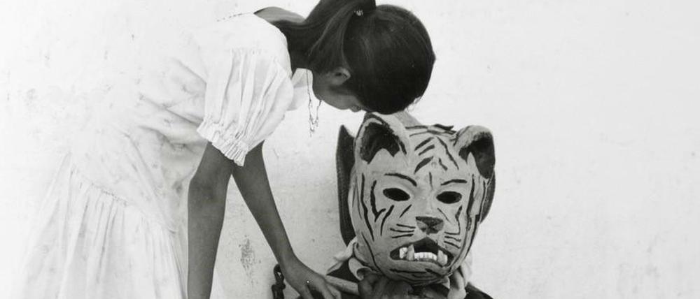 Raum der Begegnung. Das Porträt „Besprechung zwischen Kind und wildem Tier“ von Flor Garduño.