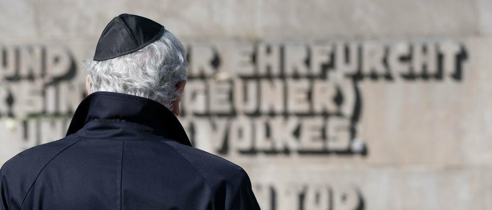 Ein Teilnehmer vor der Inschriftenwand bei der Gedenkveranstaltung zum 75. Jahrestag der Befreiung des KZ Bergen-Belsen.
