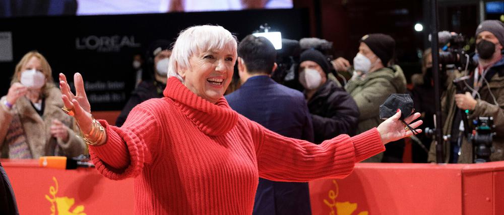 Kulturstaatsministerin Claudia Roth im Rampenlicht auf dem roten Teppich der Berlinale 2022