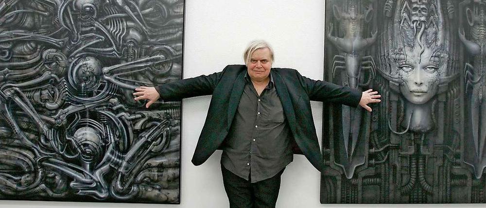 Der Schweizer Künstler und Designer H.R.Giger - hier auf einem Bild aus dem Jahr 2007, das ihn bei der Eröffnung einer Ausstellung mit seinen Werken im Kunstmuseum in Chur zeigt. 