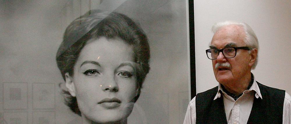 Der Fotograf Franz Christian Gundlach vor seinem berühmten Porträt von Romy Schneider.