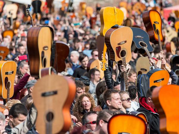 Auch das ist Breslau: Am 1. Mai versammelten sich über 7000 Gitarristen auf dem Marktplatz, um Jimmy Hendrix' Hit "Hey Joe" zu spielen. 