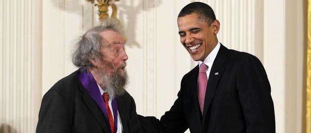 Letzte Anerkennung im Weißen Haus. Barack Obama verleiht Donald Hall eine National Medal of Arts (2010).