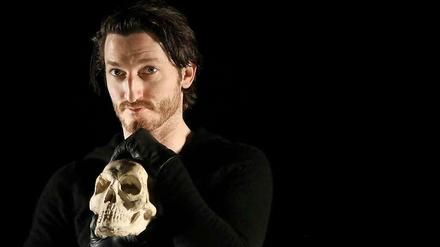 Schauspieler Christopher Nell hält als Hamlet einen Totenkopf in der Hand.