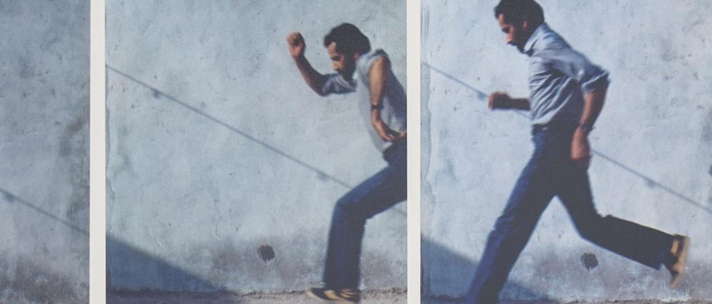 Fotodokumentation einer Performance des Dubaier Künstlers Hassan Sharif. Jumping No. 1, 1983. 