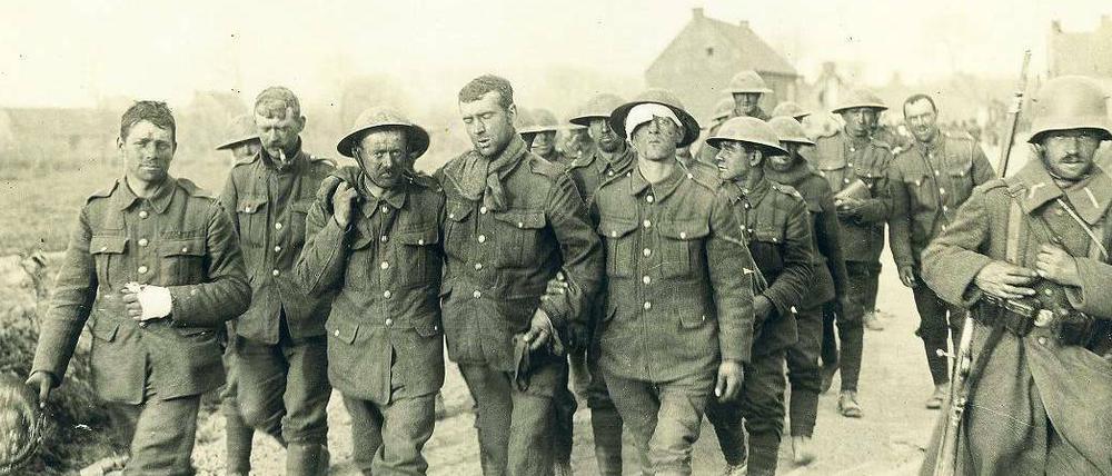 Dem Tod entkommen. Kriegsgefangene englische Soldaten in Frankreich, April 1917. Mehr als 60 Millionen Menschen wurden für diesen Krieg weltweit mobilisiert. Fast neun Millionen Soldaten sind gefallen. 