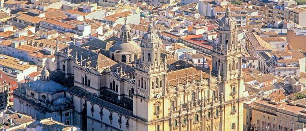 Vorbild für Lateinamerika. Die Kathedrale von Jaén ist der bedeutendste Kirchenbau der Renaissance in Spanien, der 1667–1688 im Siglo de Oro eine zweitürmige Westfront in den reichen Formen des frühen Barock bekam. Foto: © Ken Welsh / Alamy Stock Photo