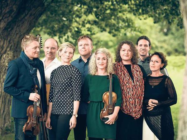 So klingt Europa. Das „Sharing Heritage Love Tree Ensemble“ vereint in elf Musikern (drei fehlen) zehn Nationen, die den Gemeinsamkeiten der europäischen Folkmusik nachspüren. Zu erleben sind sie für geladene Gäste am 21. Juni abends beim „Open Heritage Evening“ auf der Museumsinsel. 