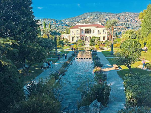 Blick auf die Villa Éphrussi de Rothschild und den Französischen Garten. Die Villa war 1983 Drehort des James-Bond-Films „Sag niemals nie“ mit Sean Connery. 