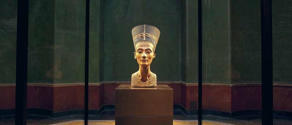 Ein Raum für eine Königin. Die Büste der Nofretete im Nordkuppelsaal des Neuen Museums in Berlin. Die Kalksteinbüste stammt aus der Zeit des Neuen Reiches, 18. Dynastie (um 1340 v. Chr. ) und wurde in Tell el-Amarna gefunden.