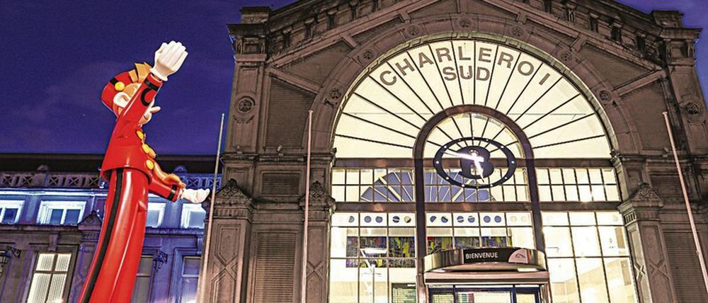 Bienvenu à Charleroi. Vor dem Bahnhof werden Reisende von einer großen Spirou-Statue begrüßt.