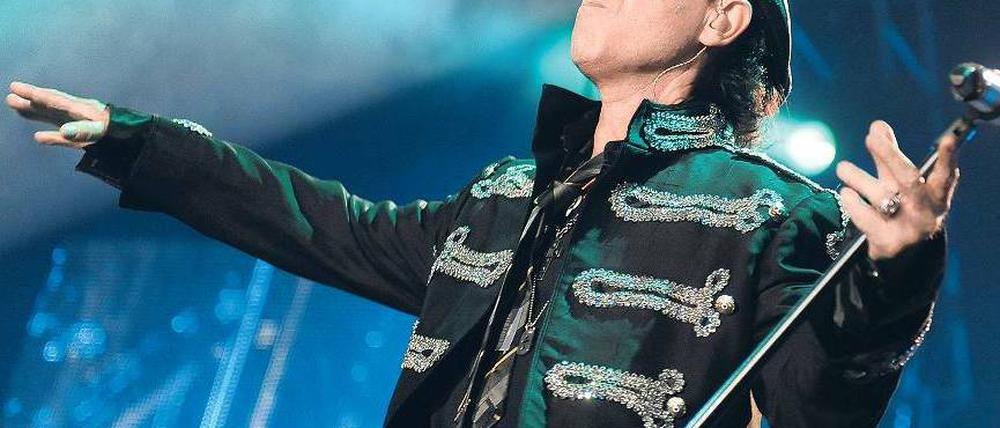 Sendet mir einen Engel. Scorpions-Sänger Klaus Meine in der O2-World in typischer Rock-Heilsbringer-Pose. Foto: B. Pedersen/dpa-bildfunk
