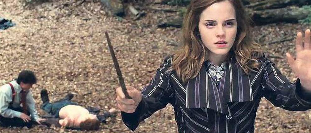 Achtung, hier zaubere ich! Hermine (Emma Watson) schützt Harry Potter und den verletzten Freund Ron (Daniel Radcliffe und Rupert Grint). 