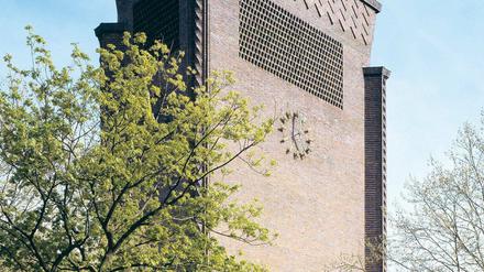 Eine feste Burg. Die expressionistische Optik der Kreuzkirche am Hohenzollerndamm ist im Werk der Architekten die Ausnahme. Aber Backstein verwendeten sie gerne. 