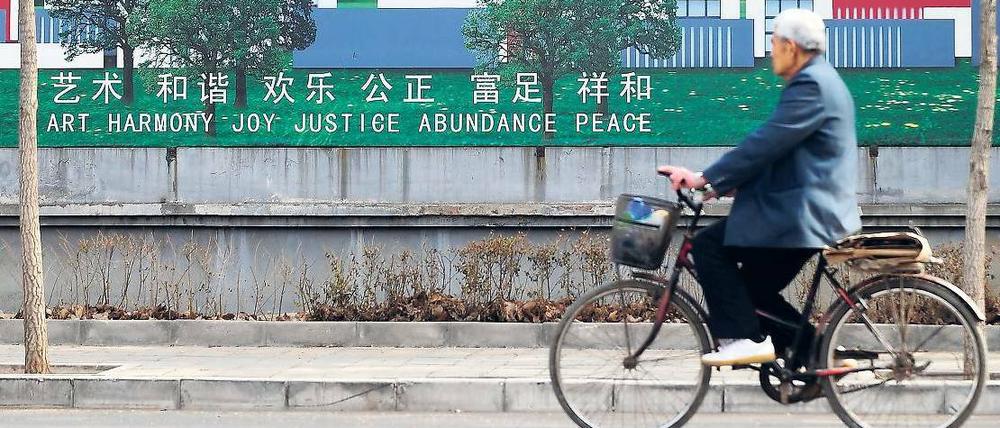 Kunst, Harmonie, Frieden. Wandmalerei in Peking. In dem Viertel hat der Künstler Ai Weiwei sein Atelier. Er ist seit einer Woche spurlos verschwunden. Polizisten haben ihn am Flughafen der chinesischen Hauptstadt verschleppt. Foto: AFP