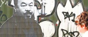 Menetekel. Ein Foto Ai Weiweis klebt an einer Mauer in Berlin. 