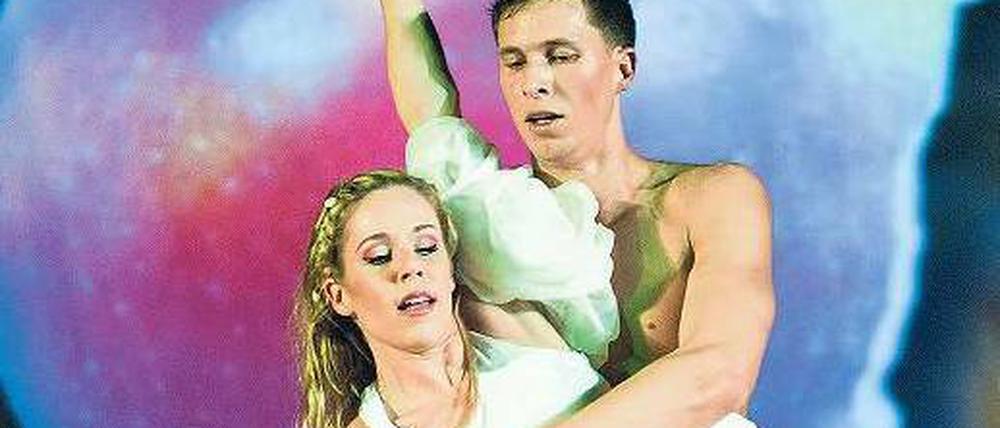 Tanz den Apfeltango. Manu Laude und Bente Weiler als Adam und Eva. Foto: dapd