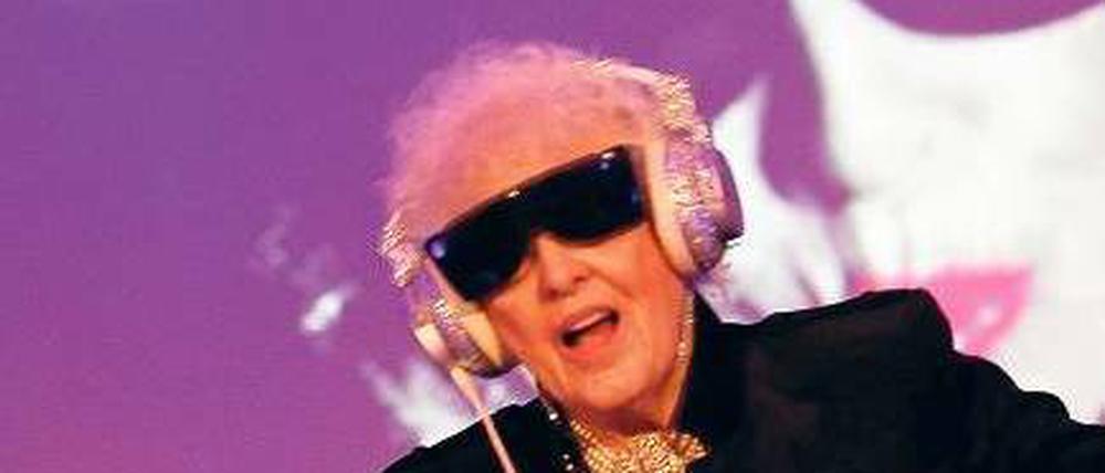 Von wegen Hörgerät. Die britische DJane Mamy Rock ist 71 Jahre alt und bringt die Menge zum Toben wie eine Junge. Ihre deutschen Kollegen sind auch noch ganz gut dabei. Foto: AFP