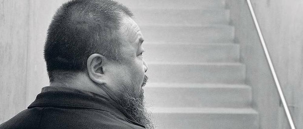 Auch der längste Weg beginnt mit einem ersten Schritt. Ai Weiwei im Kunsthaus Bregenz, am Fuße der Treppe in dem von Peter Zumthor entworfenen Bau. Foto: Sagmeister