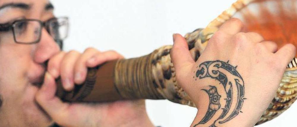 Vorspiel zum Auftritt im nächsten Jahr. Die neuseeländische Musikerin Puawai Cairns bläst in Frankfurt/M. in eine Putatara, ein traditionelles Maori-Horn.