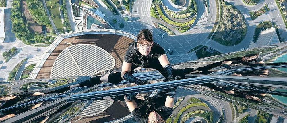 Schwindelfrei. Tom Cruise besteigt den Burj Khalifa in Dubai. „MI 4“ kommt am Donnerstag in die Kinos. Foto: Paramount
