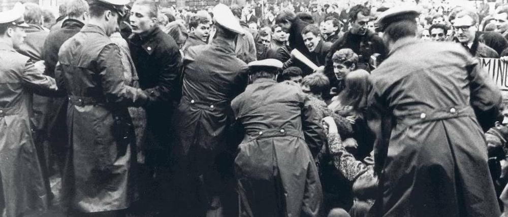 Vor dem Berliner Amerikahaus. Demo gegen den Vietnamkrieg (1966). Foto: p-a/akg-images