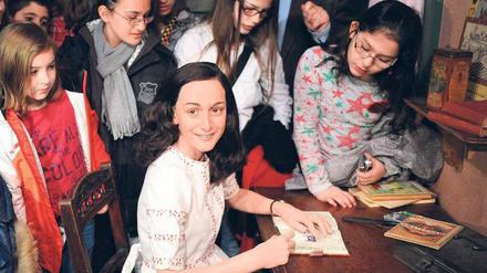 Was schreibt sie? Anne Franks Wachsfigur in der Berliner Ausstellung von Madame Tussauds, mit ihrem berühmten Tagebuch, aus dem immer wieder unbekannte Passagen auftauchen. Foto: p-a / dpa