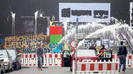 Mauer des Anstoßes. Der Künstlerin Nada Prlja ging es um die sozialen Unterschiede in der Friedrichstraße. Die Bewohner protestierten, die Installation wurde beseitigt. Foto: dpa