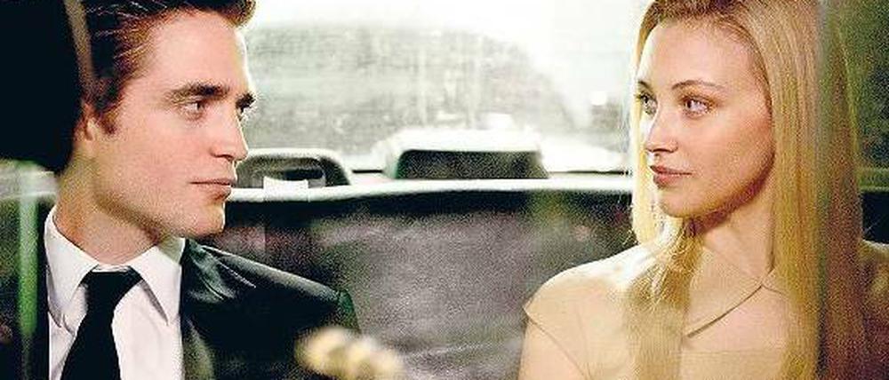Gefühlspanzer. Eric Packer (Robert Pattinson, hier mit Sarah Gadon) erledigt alles in der Limousine, auch den Sex. „Cosmopolis“ startet am Donnerstag in neun Berliner Kinos, OmU im Central und Odeon, OV im CineStar im Sony Center.  Foto: Caitlin Cronenberg/Falcom