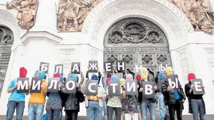 Keine Angst. Eine Demonstration für Pussy Riot am Mittwoch vor der Erlöser-Kathedrale in Moskau, dem „Tatort“. Auf den Schildern steht: „Die Gnädigen sind glückselig.“ 