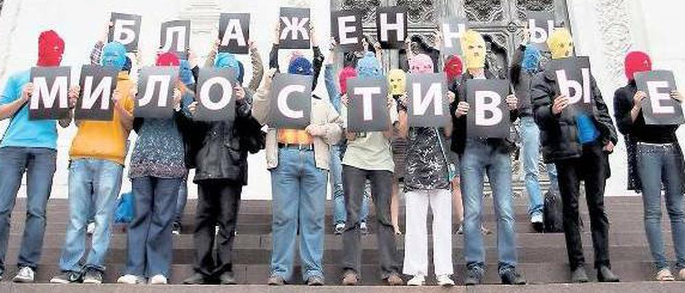 Keine Angst. Eine Demonstration für Pussy Riot am Mittwoch vor der Erlöser-Kathedrale in Moskau, dem „Tatort“. Auf den Schildern steht: „Die Gnädigen sind glückselig.“ 