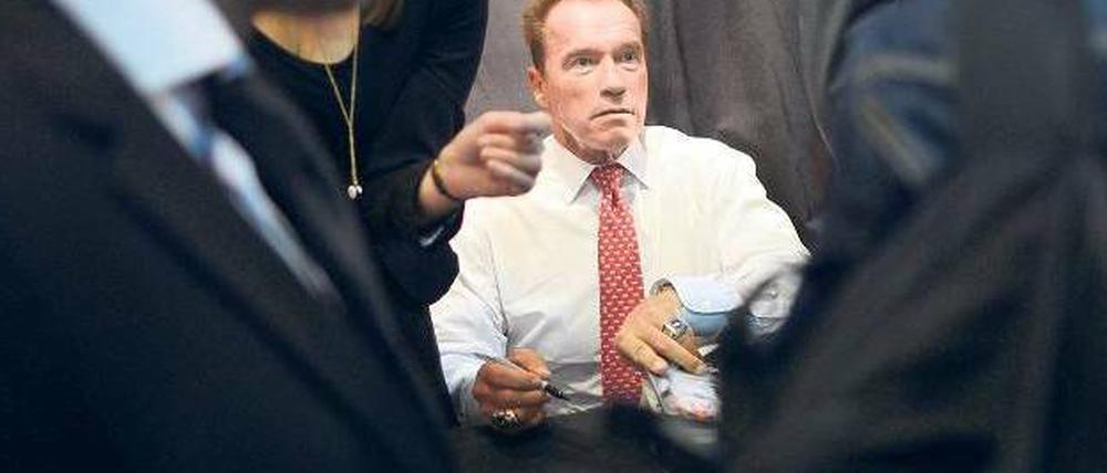 Heldenleben. Arnold Schwarzenegger beim Signieren seines Buchs in Frankfurt. Foto: AFP