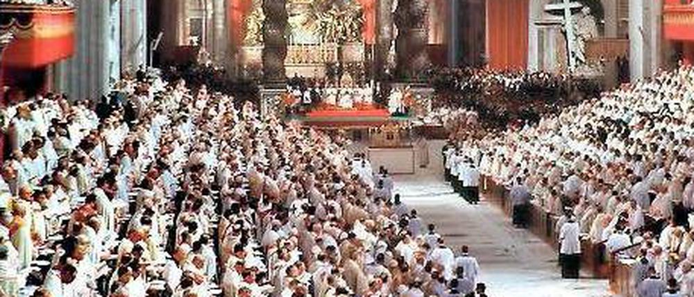 Pracht und Palaver. Papst Johannes Paul XXIII. eröffnet 1962 im Petersdom das Zweite Vatikanische Konzil.