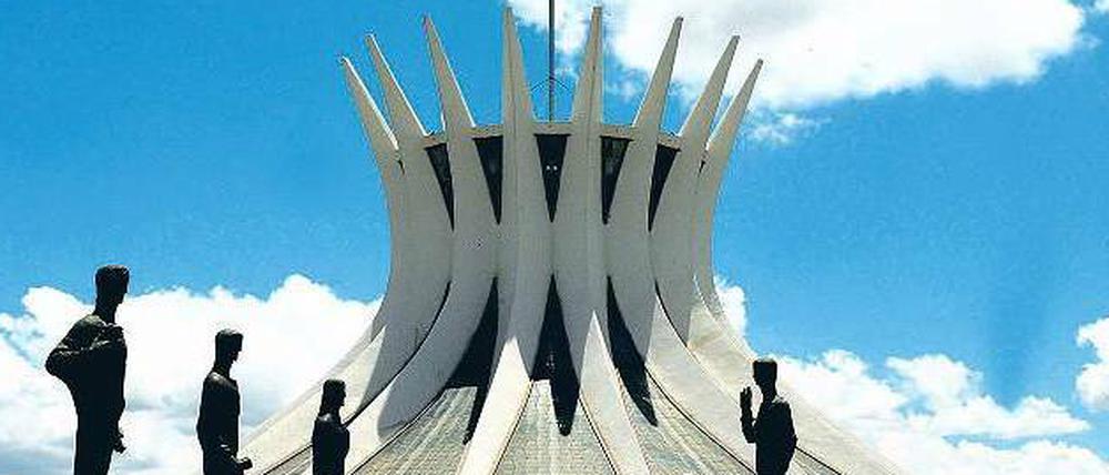 Blütenkelch. Die Kathedrale von Brasilia, ein Werk Oscar Niemeyers von 1970
