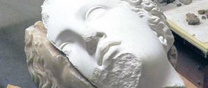Gelungene Kooperation. Antiker Kopf, 2011 für die Berliner Pergamon-Ausstellung restauriert. Der Hinterkopf stammt aus der Antikensammlung der Staatlichen Museen, ein Abguss des Gesichts wurde mit Sondergenehmigung in der Türkei erstellt. 