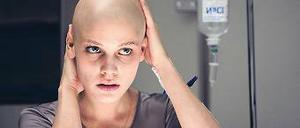 Tapfer. Sophie (Lisa Tomaschewsky) nach der Chemotherapie. Foto: Universum Film/dpa
