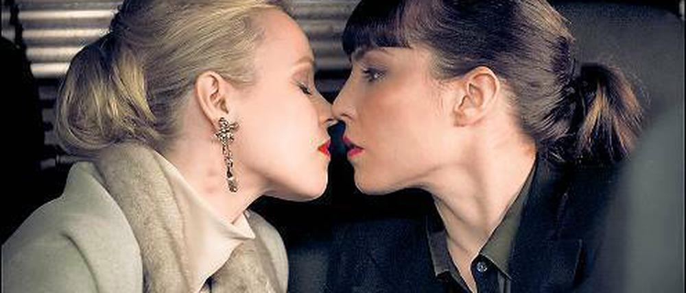 Versuchung. Christine (Rachel McAdams) und Isabelle (Noomi Rapace). Foto: Ascot Elite