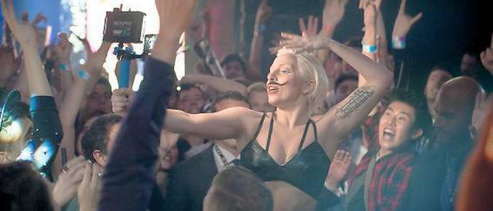 Lady Gaga filmt sich beim Bad inmitten tanzender Fans. 