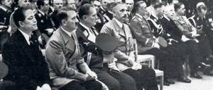 Seltener Gast. Reichskanzler Adolf Hitler (2.v.l.) besuchte die Museumsinsel während der NS-Zeit nur ein Mal - bei der Eröffnung der Ausstellung „Altjapanische Kunst“ im Pergamonmuseum am 1. März 1939.