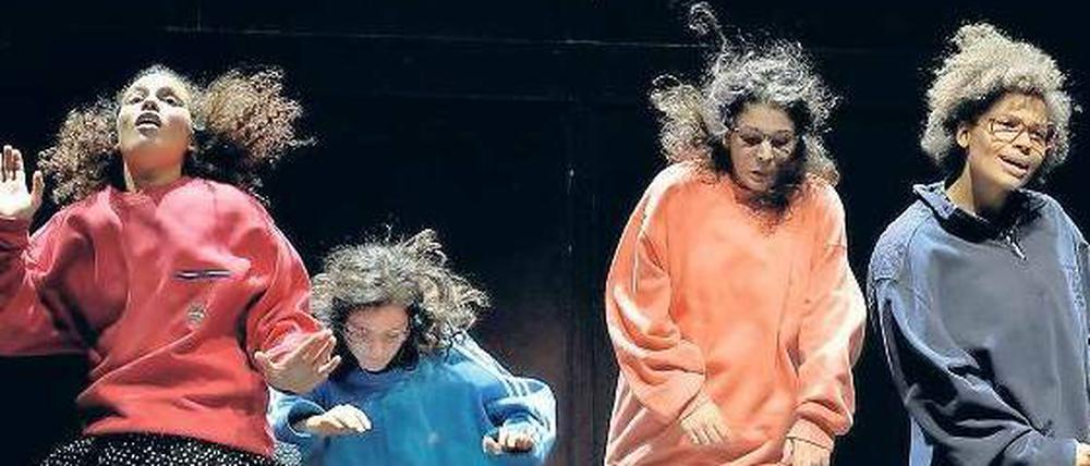 Viererkette. Mit Sibylle Bergs Stück gibt Sebastian Nübling, der dritte Regie-Neuling am Gorki, seinen famosen Einstand. Von links: Rahel Jankowski, Suna Gürler, Nora Abdel-Maksoud und Cynthia Micas.