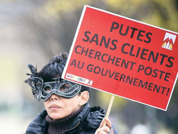 In Paris demonstriert eine Prostituierte Ende November für die Normalität ihres Berufs. „Huren ohne Kunden“, steht auf ihrem Schild, "suchen eine Stelle bei der "Regierung".