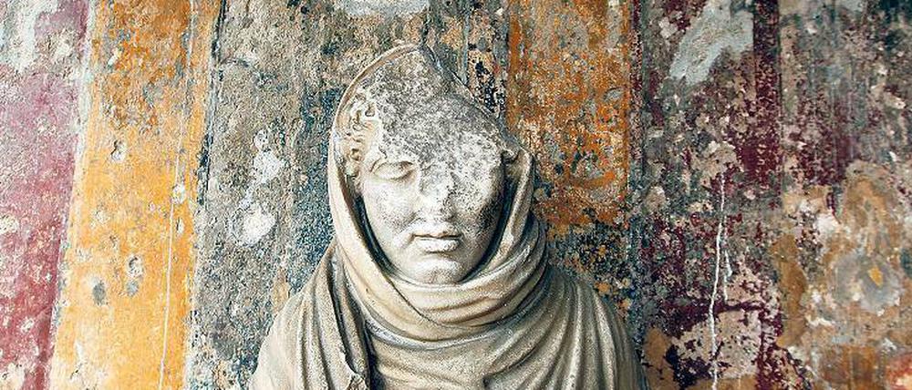 Das Erbe bröckelt. Beschädigte Statue in Pompeji.