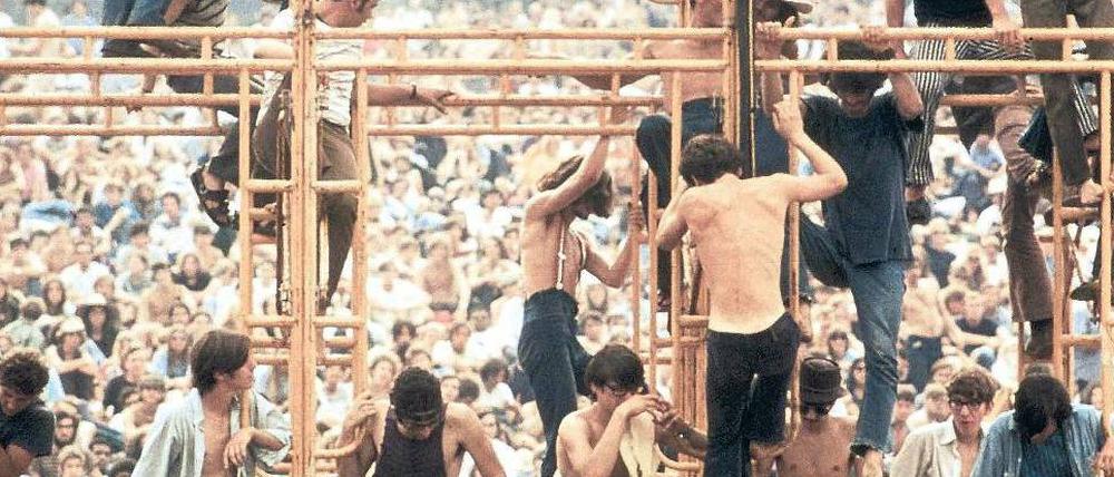 Momente des Glücks. Fans beim Woodstock-Festival 1969 in White Lake bei New York. Den weltweiten &lt;QA0&gt;„Summer of Love“ beleuchtet Karl Bruckmaier aus zahlreichen Perspektiven. 