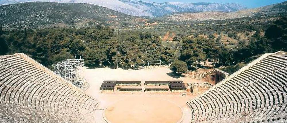 Naturschauspiel. Das Theater von Epidauros auf dem Peloponnes geht auf das 3. Jahrhundert v. Chr. zurück. Noch heute finden dort Aufführungen statt.  