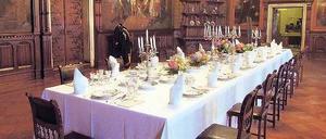 Der Festsaal von Schloss Wernigerode, eingedeckt mit Geschirr aus dem Besitz Wilhelms II.