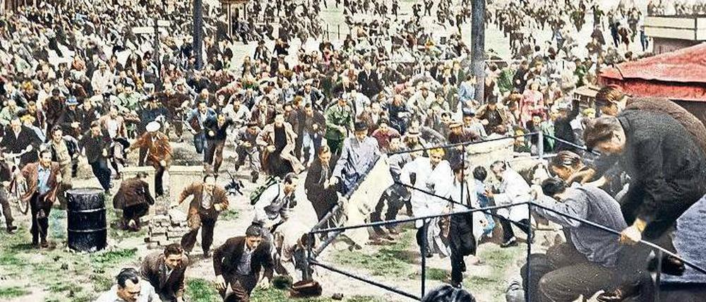 Der Aufstand. 17. Juni 1953: Demonstranten flüchten vor sowjetischen Panzern am Potsdamer Platz ( kolorisiertes Bild). Brecht fragte darauf in „Die Lösung“: „... Wäre es da/Nicht doch einfacher, die Regierung/Löste das Volk auf und /Wählte ein anderes?“. 