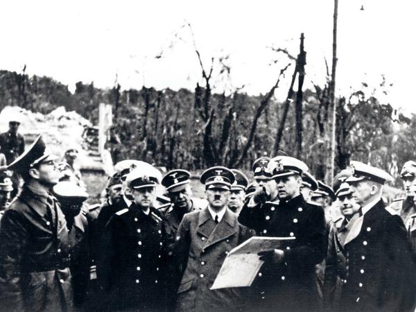 Hitler besichtigt mit seinen Generälen die eroberte Westerplatte in Danzig.