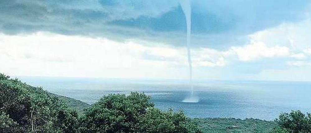 Spätzeit der Erde. Naturkatastrophen, sind sie heutzutage oft menschengemacht? Das Ausstellungsfoto zeigt einen Sturm vor der italienischen Insel Pantelleria, 2007.