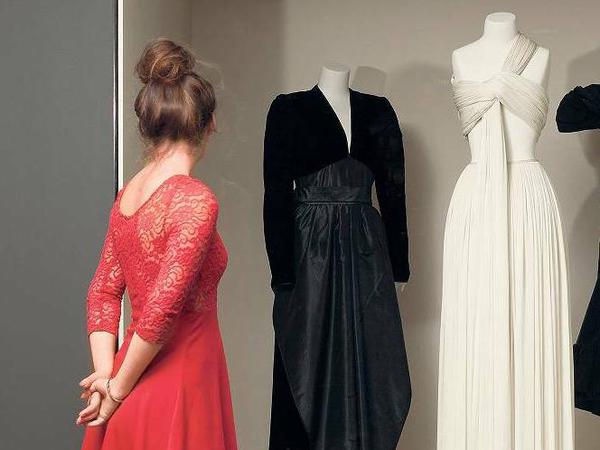 Innenerneuert. Die Modegalerie mit Kleidern der 1970er und 1980er Jahre von Nina Ricci, Madame Grès und Yves Saint Laurent.