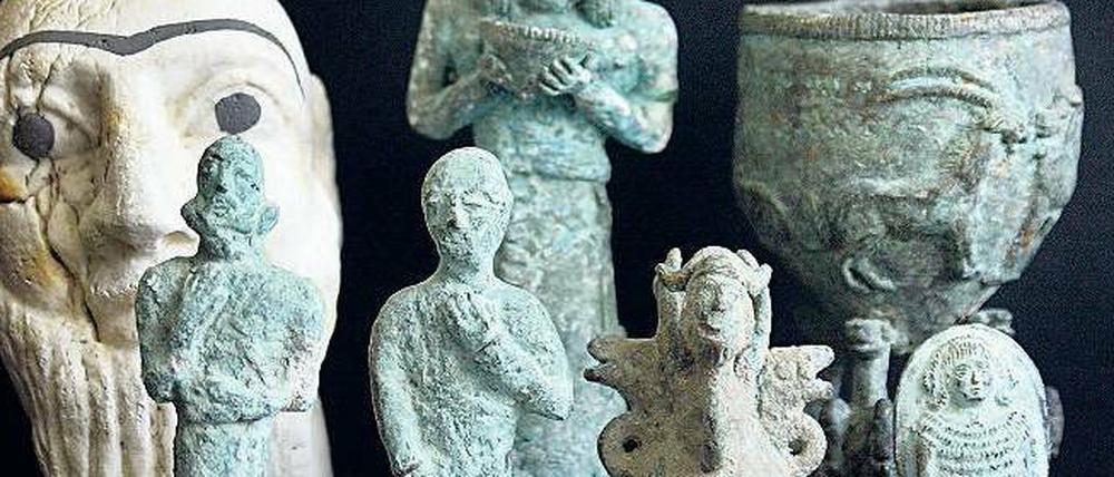 Schmuggelware. Die Bronze- and Keramikfiguren, vermutlich aus dem Irak, wurden 2005 in Jordanien sichergestellt. 